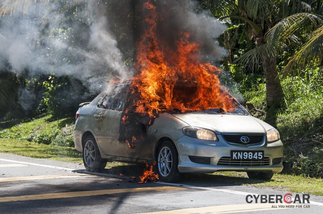 Xe ô tô bị cháy do nguyên nhân gây tai nạn giao thông.
