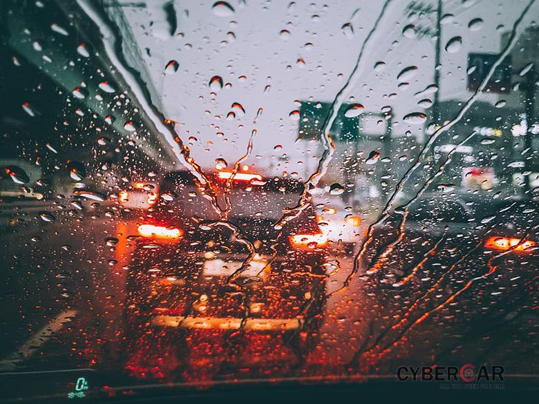 7 cách khắc phục cửa kính ô tô bị mờ vào mùa mưa | anycar.vn