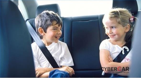 Người ngồi ghế sau trên ô tô không thắt dây an toàn sẽ đối diện với mức phạt khá nặng 1