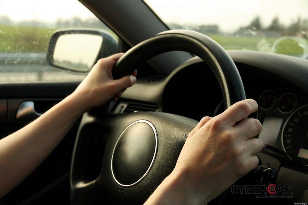 Tay lái ô tô bị rung gây nguy hiểm cho tài xế.