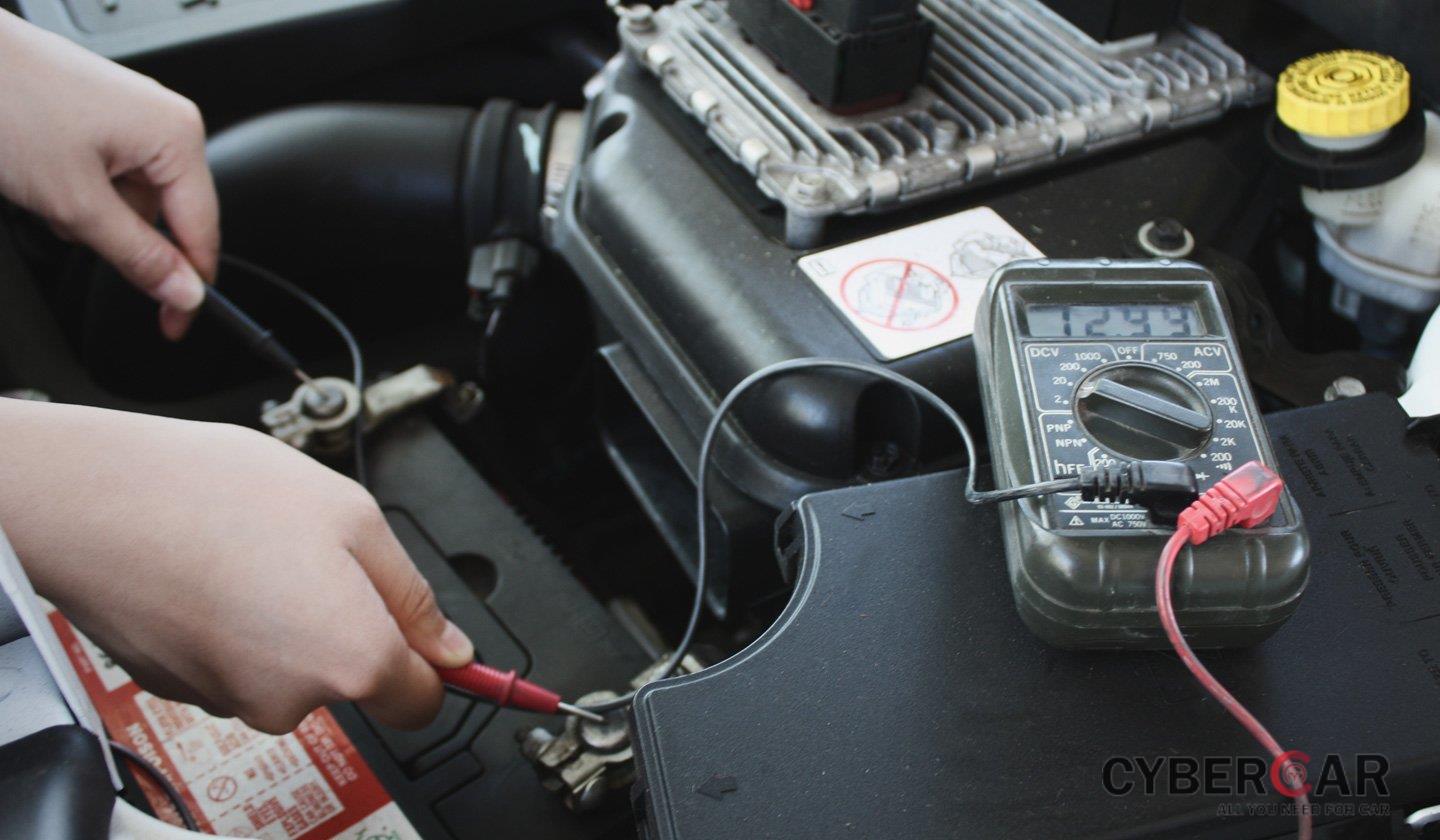 Pin điện, ắc quy và bộ sạc cũng là bộ phận xe hơi quan trọng cần đề cập.
