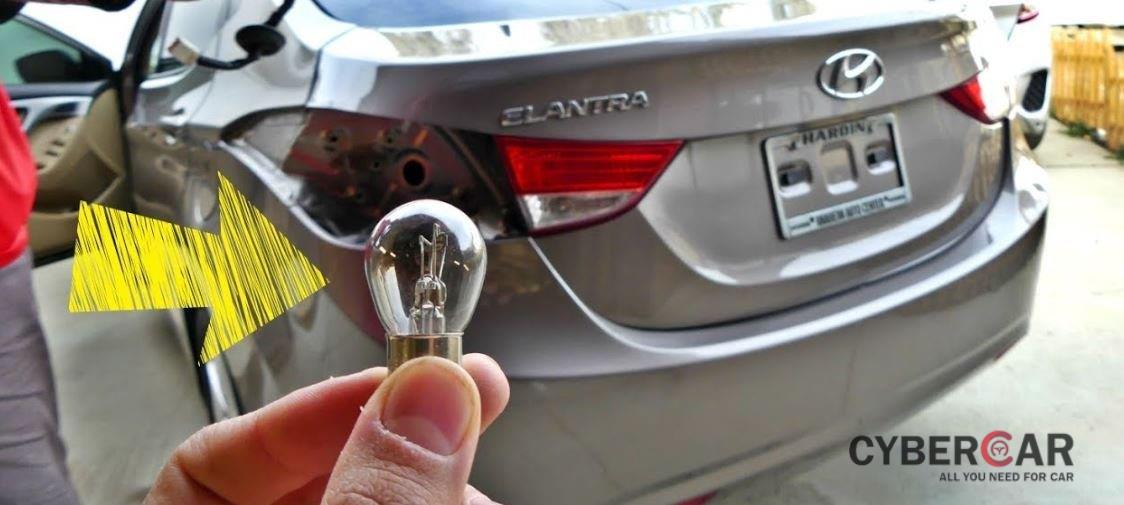 Thay đèn hậu xe ô tô tại nhà, tự bảo dưỡng xe mùa Covid-19.