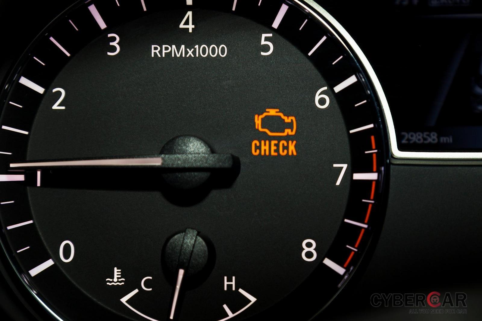 Động cơ xe ô tô giật cục thường được báo bởi đèn.