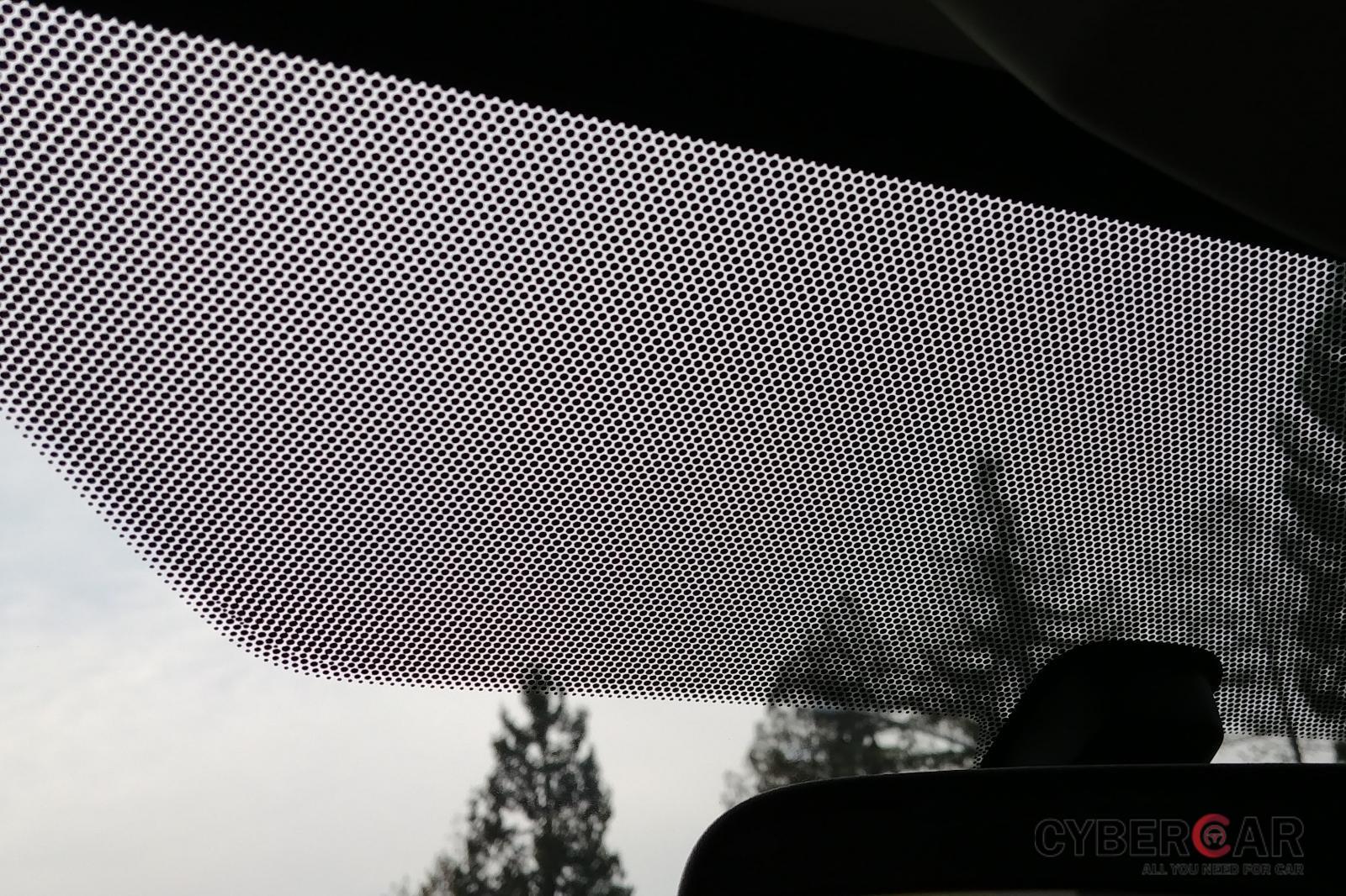 Dải chấm tròn đen trên cửa kính chắn gió ô tô có nhiều công dụng đáng kể 1