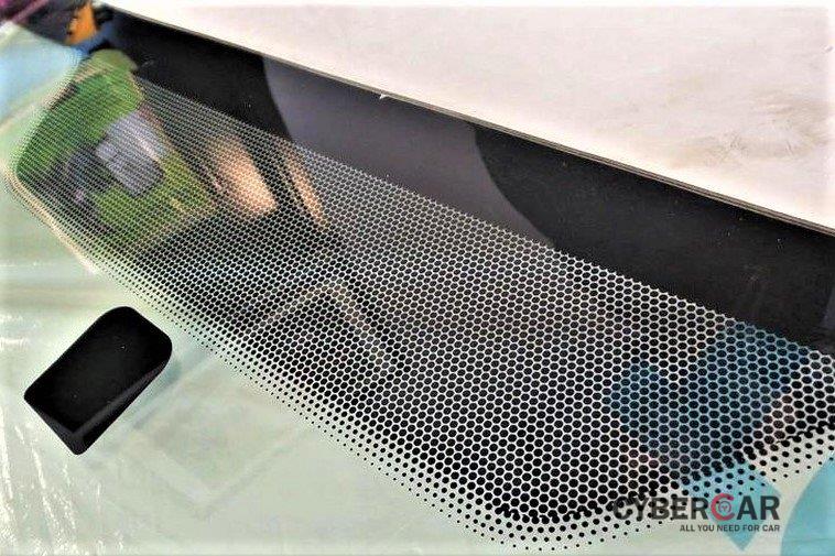 Dải chấm tròn đen trên cửa kính chắn gió ô tô giúp bảo vệ lớp keo kết dính kính chắn gió với khung xe 1