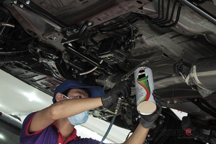 Quy trình sơn phủ gầm ô tô đòi hỏi nhiều thiết bị chuyên dụng và kỹ thuật viên có tay nghề 1