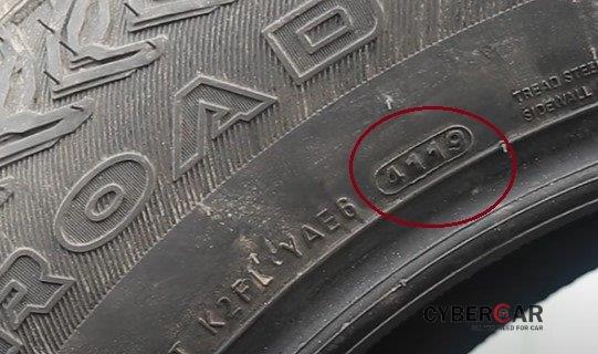 Năm sản xuất của các lốp tốt thường được ghi nhỏ gọn, sắc nét.