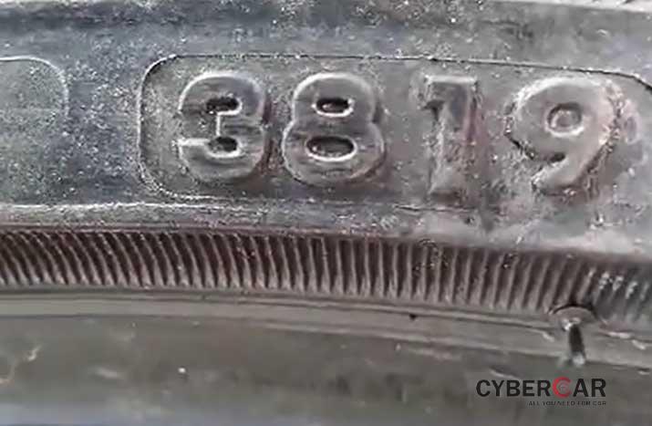 Chữ số trên các lốp xe ô tô được dập lại bị lem nhem, nhìn không sắc nét.