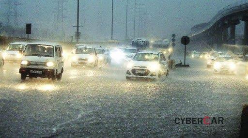 Nước mưa và hơi ẩm có thể gây hại cho xe.