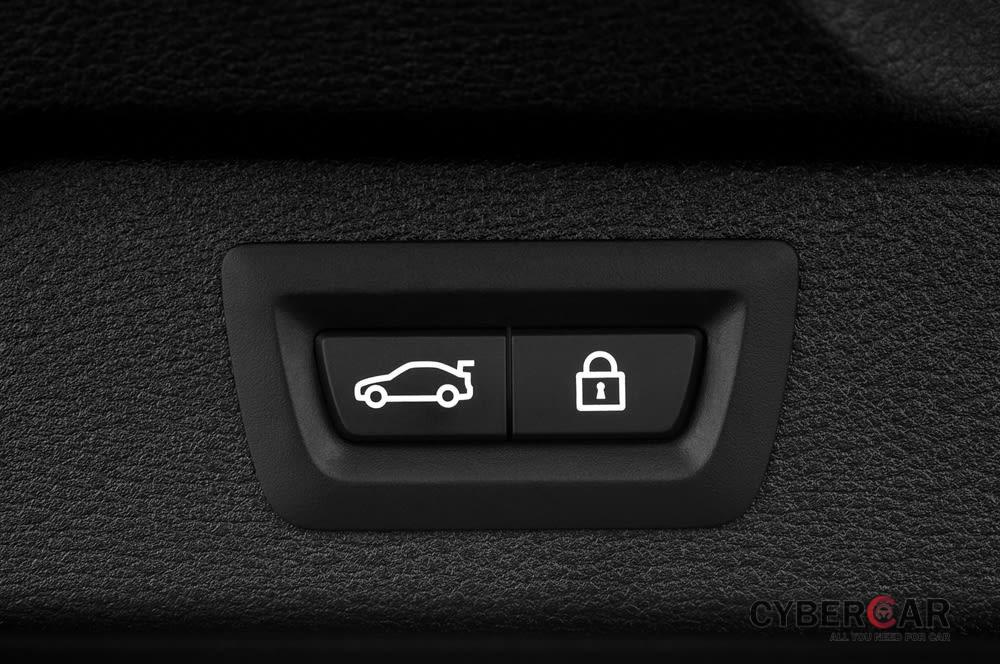 Nút unlock điều khiển mở cốp trên xe.