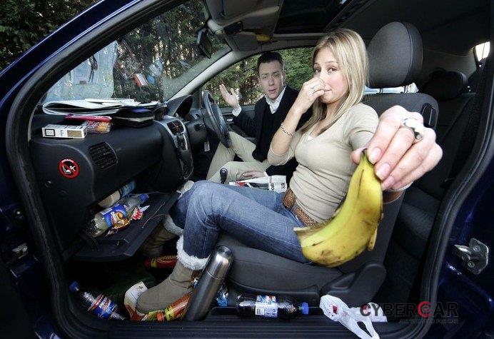 Nên vệ sinh ngay sau khi ăn uống trên xe để khử mùi ô tô tốt nhất.