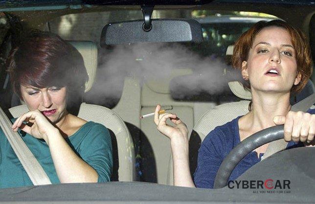 Hút thuốc lá trên xe hại sức khỏe và gây ra mùi hôi khó chịu.