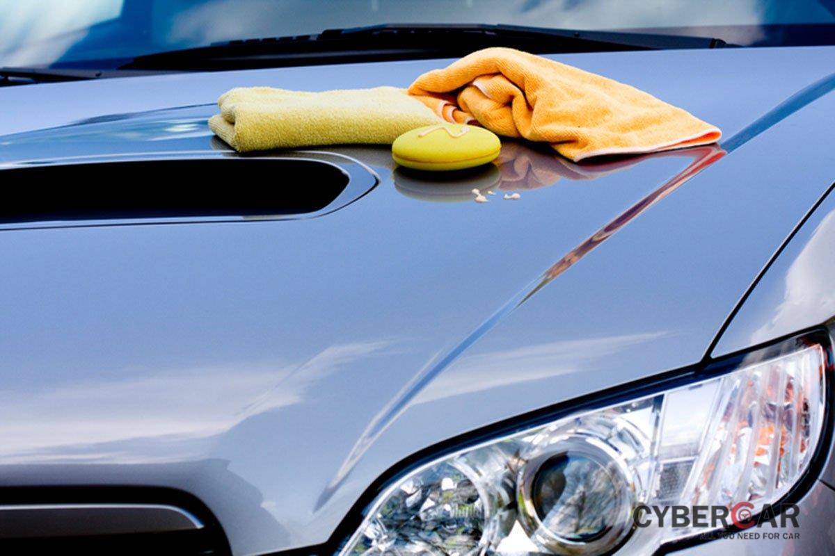 Rửa xe và đánh sáp bảo vệ.