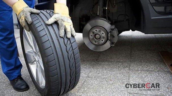 Cần thận khi phát hiện lốp xe bị đảo bánh.