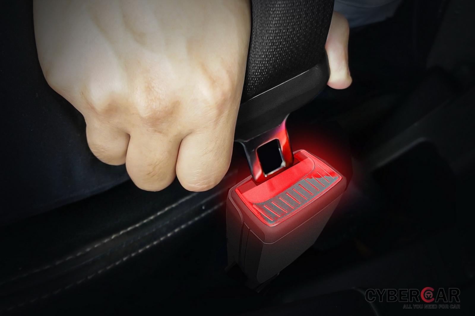 Chốt dây an toàn có thể phát sáng trên ô tô 1