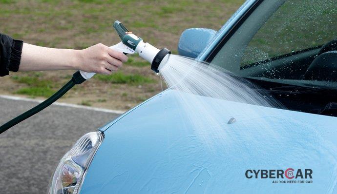 Tránh hư ô tô khi rửa xe áp suất cao cần vệ sinh sơ bằng nước.