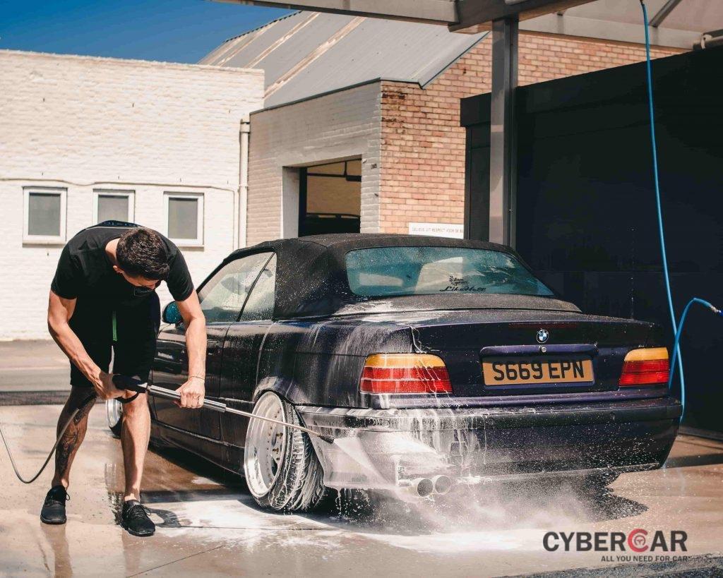 Tránh hư ô tô khi rửa xe áp suất do dùng vòi con, tiện lợi rửa gầm.