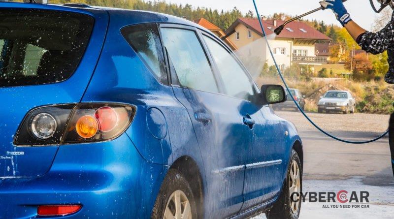 Rửa xe áp suất cao không nên phun 1 chỗ quá lâu.
