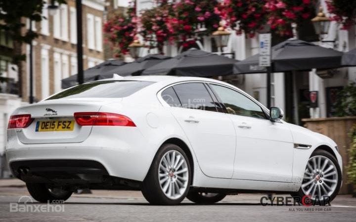 Với giải thưởng “Xe của năm” 2015, Jaguar XE  là chiếc xe được mong muốn sở hữu