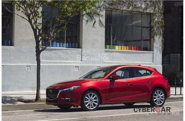 Mazda 3 2018 nắm giữ lợi thế về giá bán hấp dẫn hơn Honda Civic.
