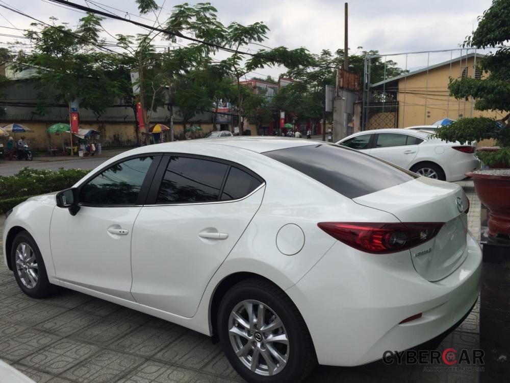 Đuôi xe Mazda3 2015.