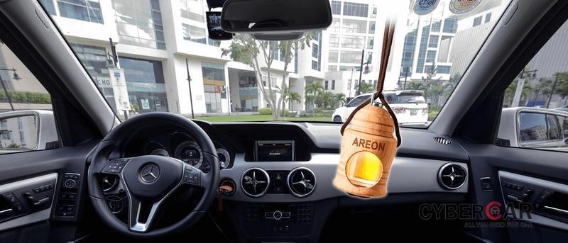 Để túi thơm hoặc nước hoa trong xe sẽ khiến mùi nội thất xe càng nồng.
