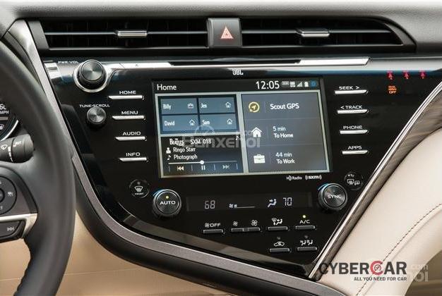 Toyota Camry 2018 có màn hình thông tin giải trí cảm ứng 7 inch rất nhạy .