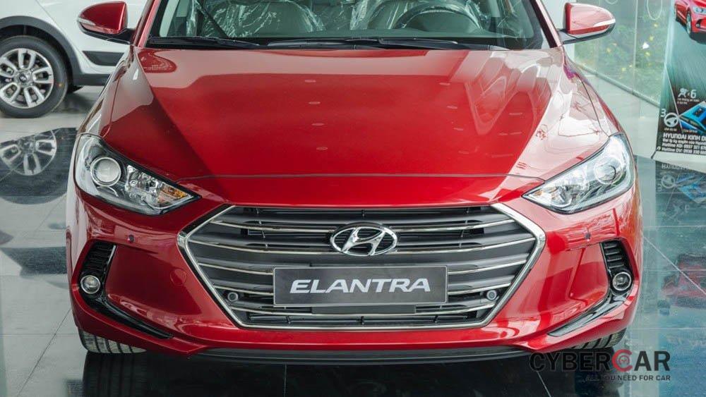 Hỉnh ảnh lưới tản nhiệt của Hyundai Elantra 2017 đỏ