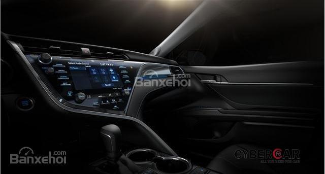 Toyota Camry XSE 2018 sở hữu bảng điều khiển trung tâm thiết kế ấn tượng.
