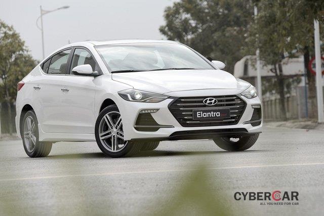 Giá lăn bánh Hyundai Elantra Sport 2018 vừa mở bán tại Việt Nam.