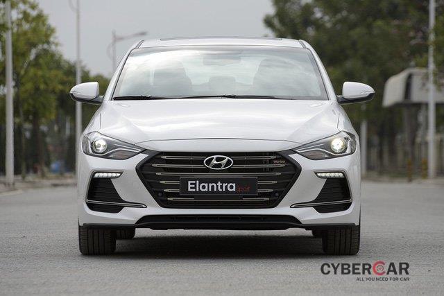 Giá lăn bánh Hyundai Elantra Sport 2018 vừa mở bán tại Việt Nam a1