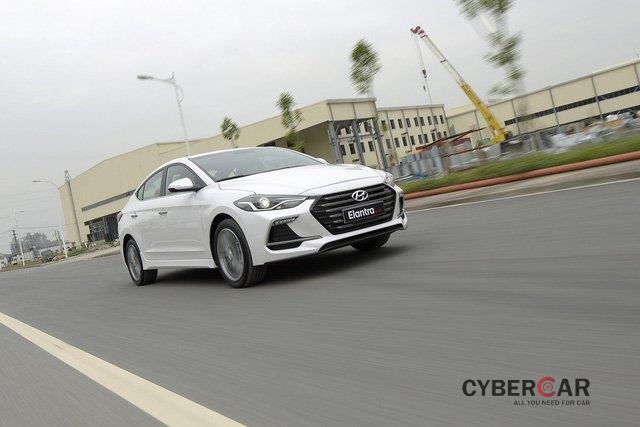 Giá lăn bánh Hyundai Elantra Sport 2018 vừa mở bán tại Việt Nam a5