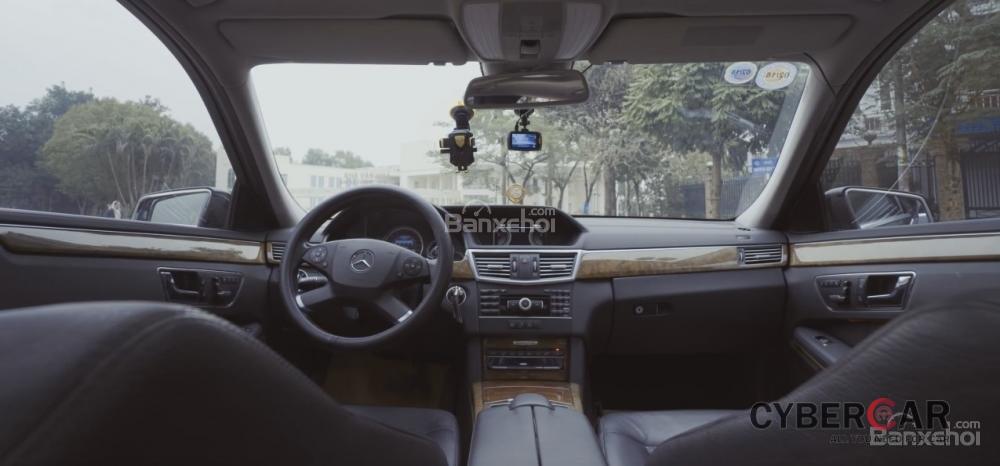 Khoang nội thất sang trọng của Mercedes-Benz E300 2012 giá 1,1 tỷ đồng tại Việt Nam .