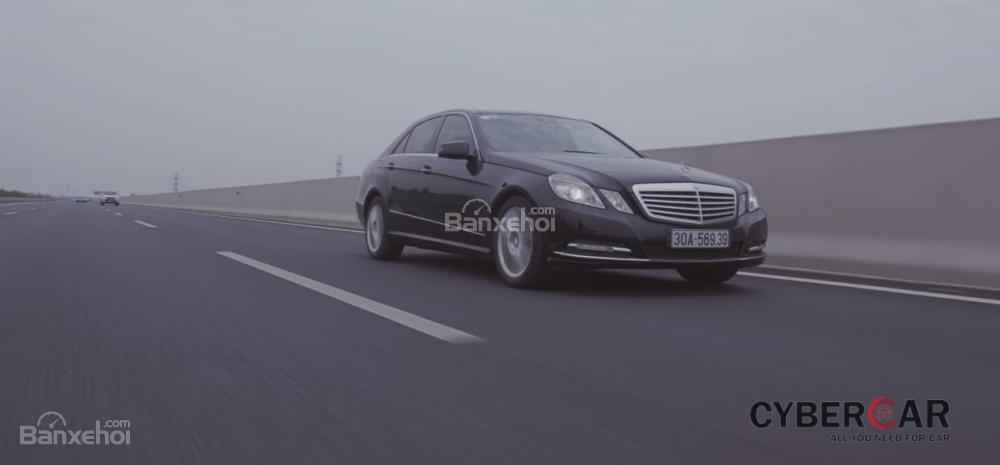 Mercedes-Benz E300 2012 cho khả năng vận hành khá mượt mà, êm ái và bám đường.