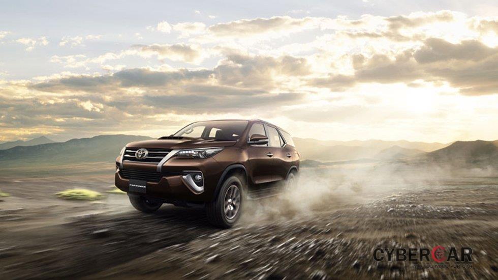 Giá lăn bánh Toyota Fortuner 2018 mới nhất sau khi tăng giá tại Việt Nam.