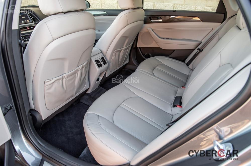 Nhược điểm của Hyundai Sonata 2019: Không gian để chân của hàng ghế sau hơi chật z
