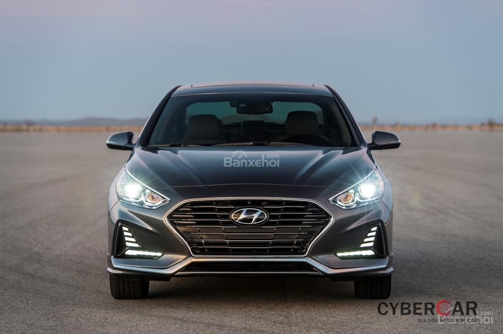 Đánh giá xe Hyundai Sonata 2018: Đầu xe có thiết kế khá đẹp.