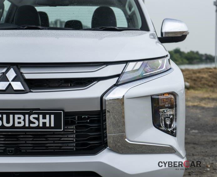 Ảnh chụp đèn pha xe Mitsubishi Triton 2019 