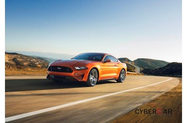 Ford Mustang GT 2019 đang chạy