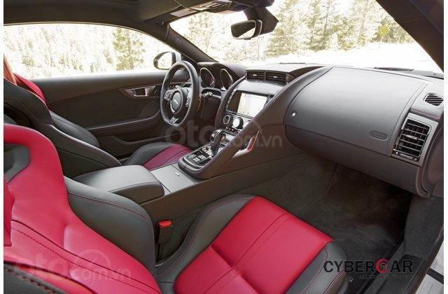Nội thất màu đỏ đen của Jaguar F-Type R 2019