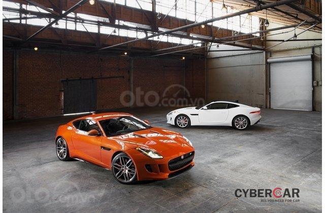 2 chiếc xe Jaguar F-Type R 2019