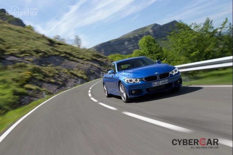 BMW 4-Series 2019 màu xanh đang chạy