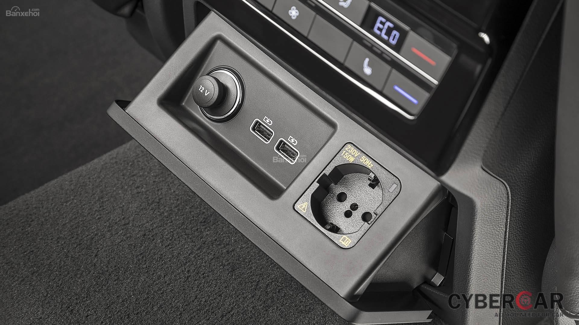 Đánh giá xe Volkswagen Touareg 2019 về trang bị tiện nghi: chân sạc, kết nối USB 2