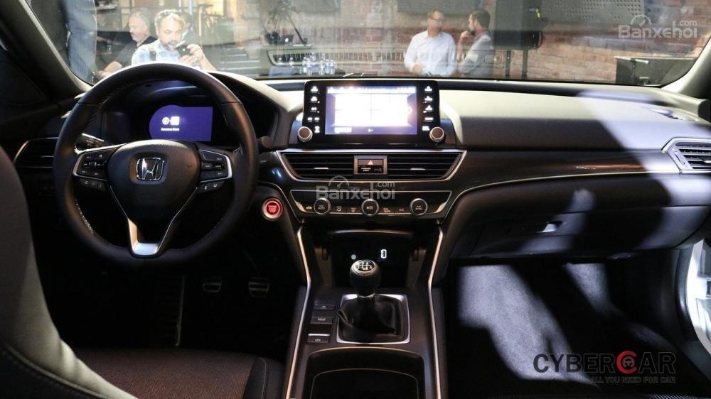 Đánh giá xe Honda Accord 2019: Nội thất của xe được tân trang.