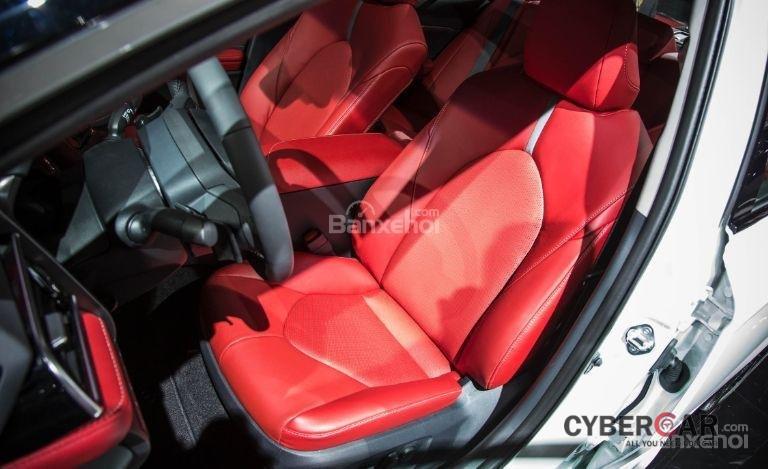 Đánh giá xe Toyota Camry 2019: Hàng ghế trước của xe.