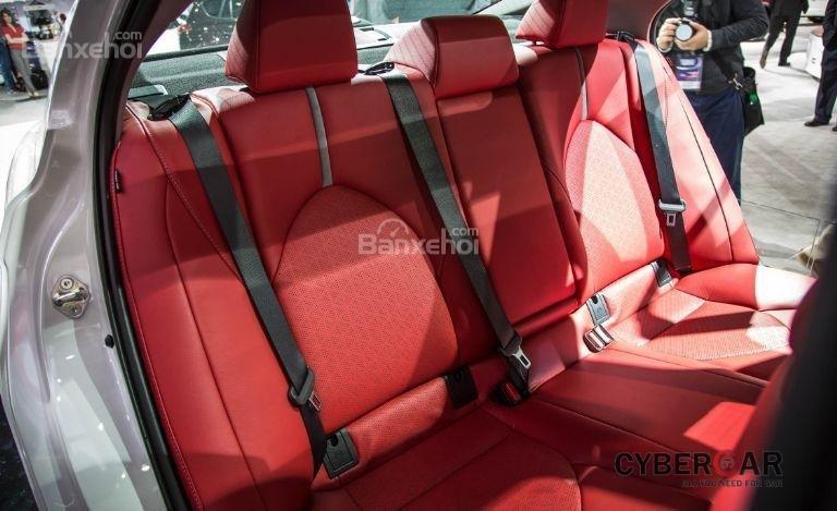 Toyota Camry 2019: Hàng ghế sau của xe.