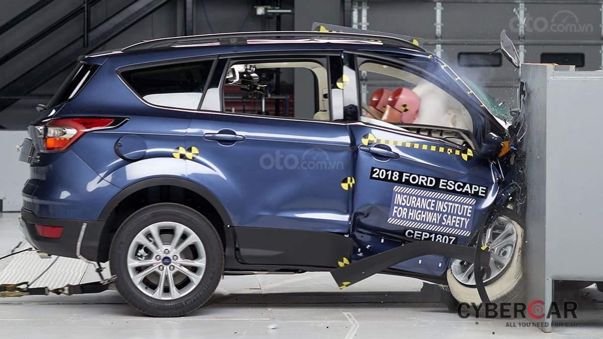 Ford Escape thử nghiệm va chạm