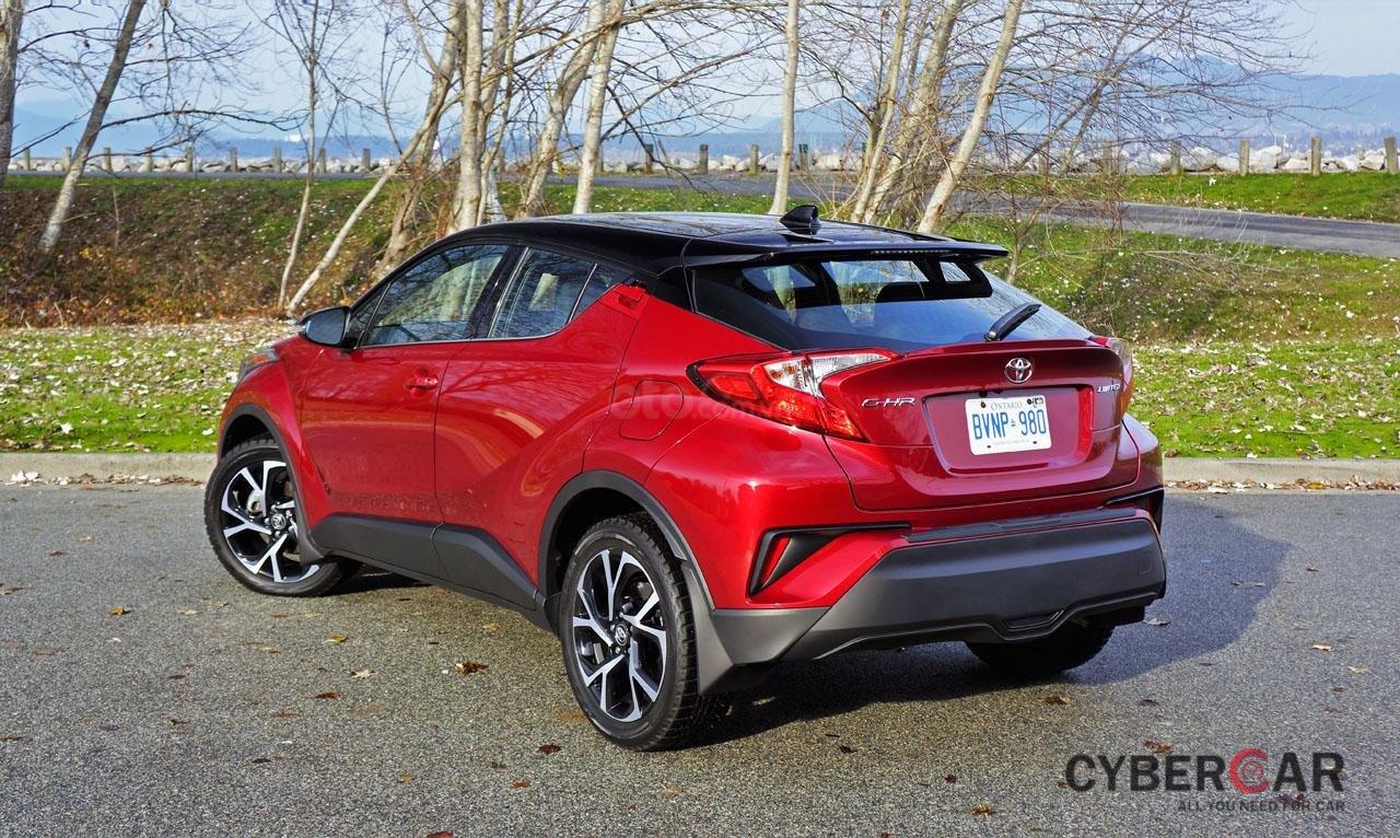 Ưu nhược điểm xe Toyota C-HR 2019: Phi cước vượt lộ