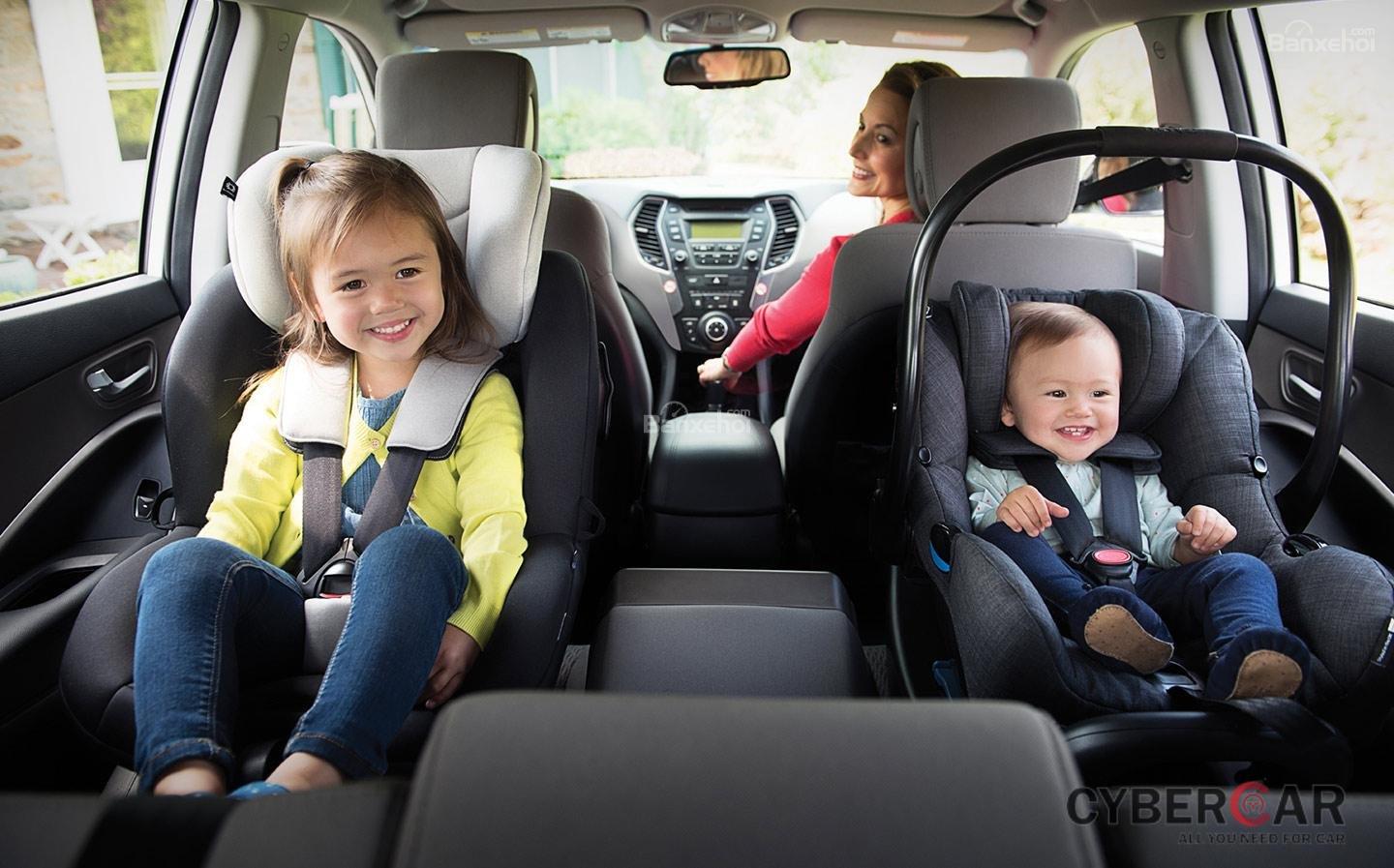 Lắp ghế ngồi trên ô tô cho trẻ em