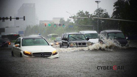 Hiện tượng thủy kích xảy ra khi ô tô đi qua những khu vực ngập nước cao, đặc biệt là trong mùa mưa bão